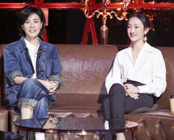 两个在各自领域封神的女人，同框的画面充满了故事感