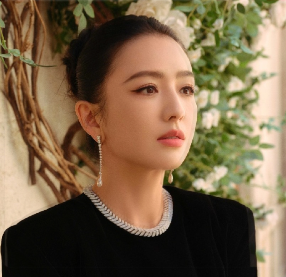 佟丽娅这一点还是很让人佩服
坚持每天早上7：30之前，雷打不动的陪儿子早读，假如