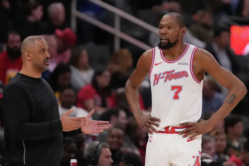 本赛季常规赛结束，火箭总经理拉斐尔-斯通接受了采访。

记者：“凯文-杜兰特的交