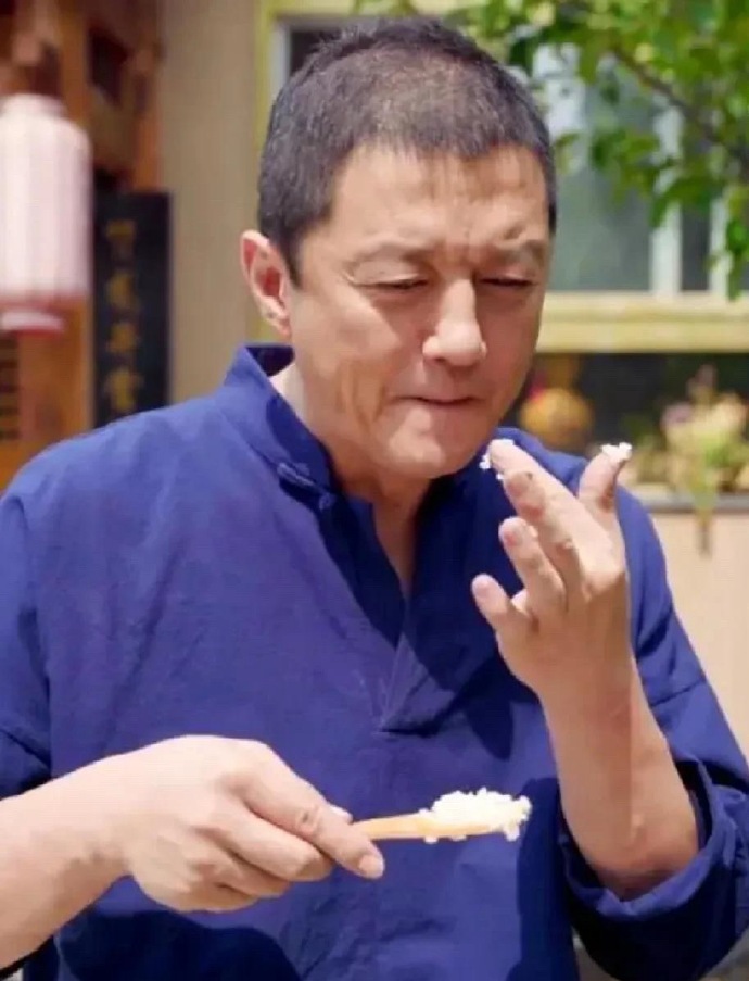 李亚鹏的一个举动让直播间粉丝破防，他舍不得扔浪费一粒米，看到桌子上丢了一粒米，都