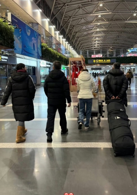 20岁的苏翊鸣，拖着两个大箱子出征米兰。

箱子里装着的不止是雪板，还有一整个赛