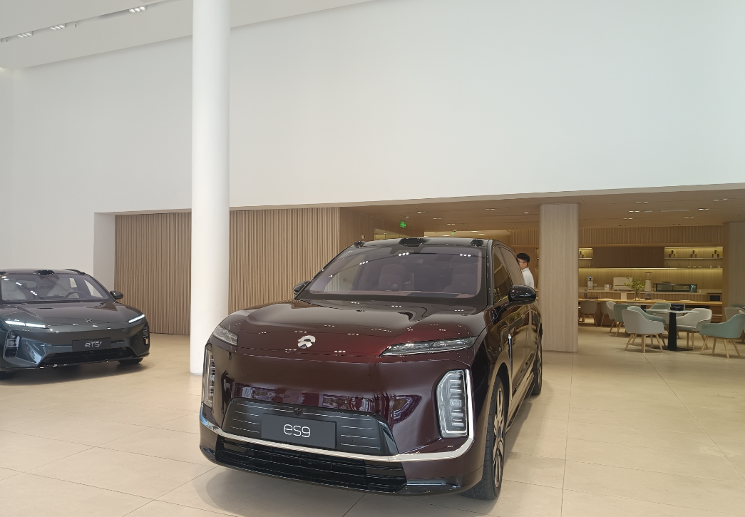 现在回头看
去年的ES8绝对是蔚来逆天改命的一台车
正是ES8的成功
给了蔚来无