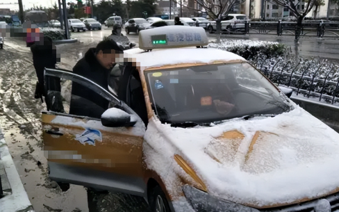东北出租师傅雪天连人带车消失，7年后妻子打的，竟坐上了自家车
