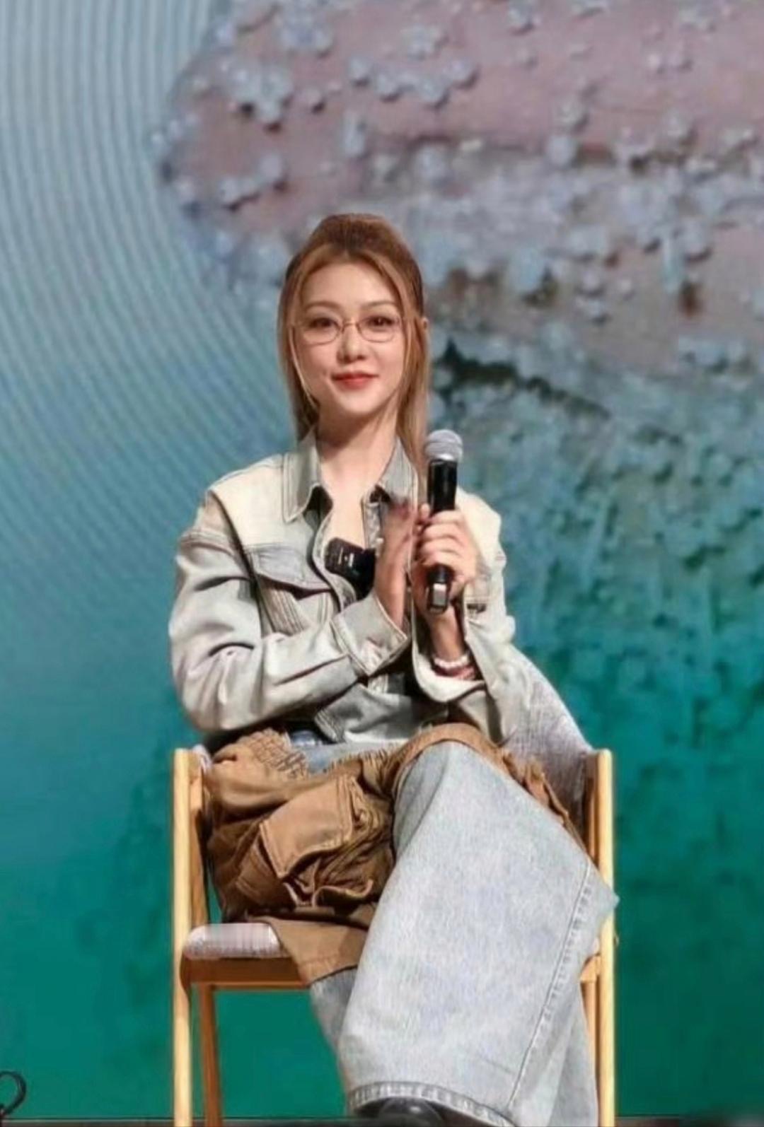 这是四十多岁的薛凯琪？怎么跟少女一样啊！