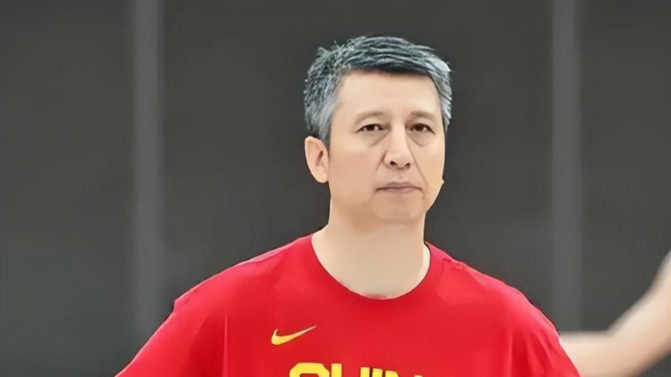 媒体人批郭士强：胡明轩有伤不上场干啥要带去？还不如带庞峥麟