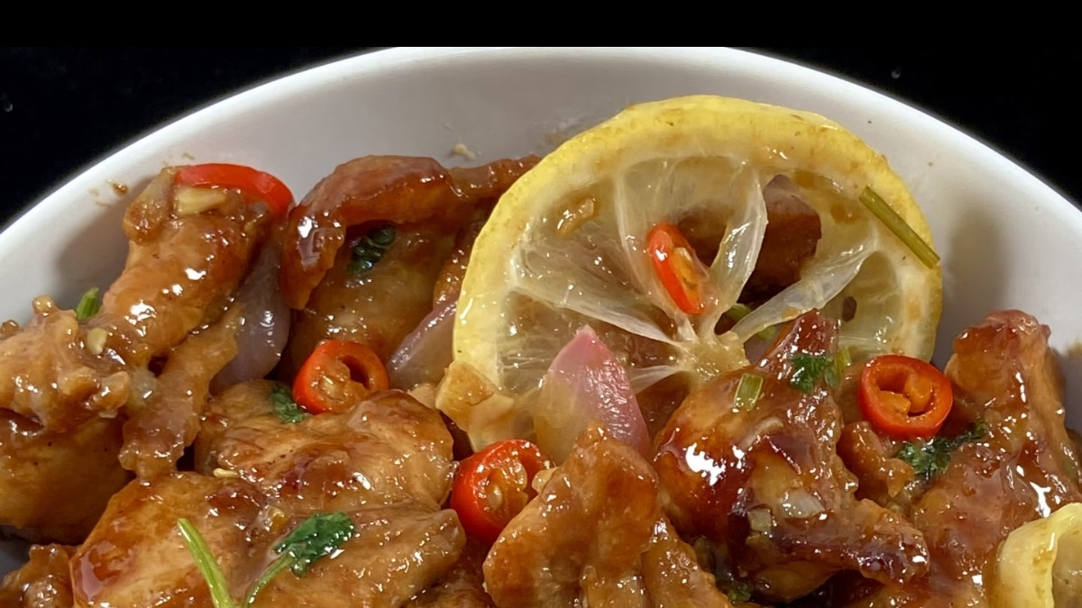 鸡腿肉别再红烧了！加个柠檬简单煎一煎，味道绝了，全家抢着吃！