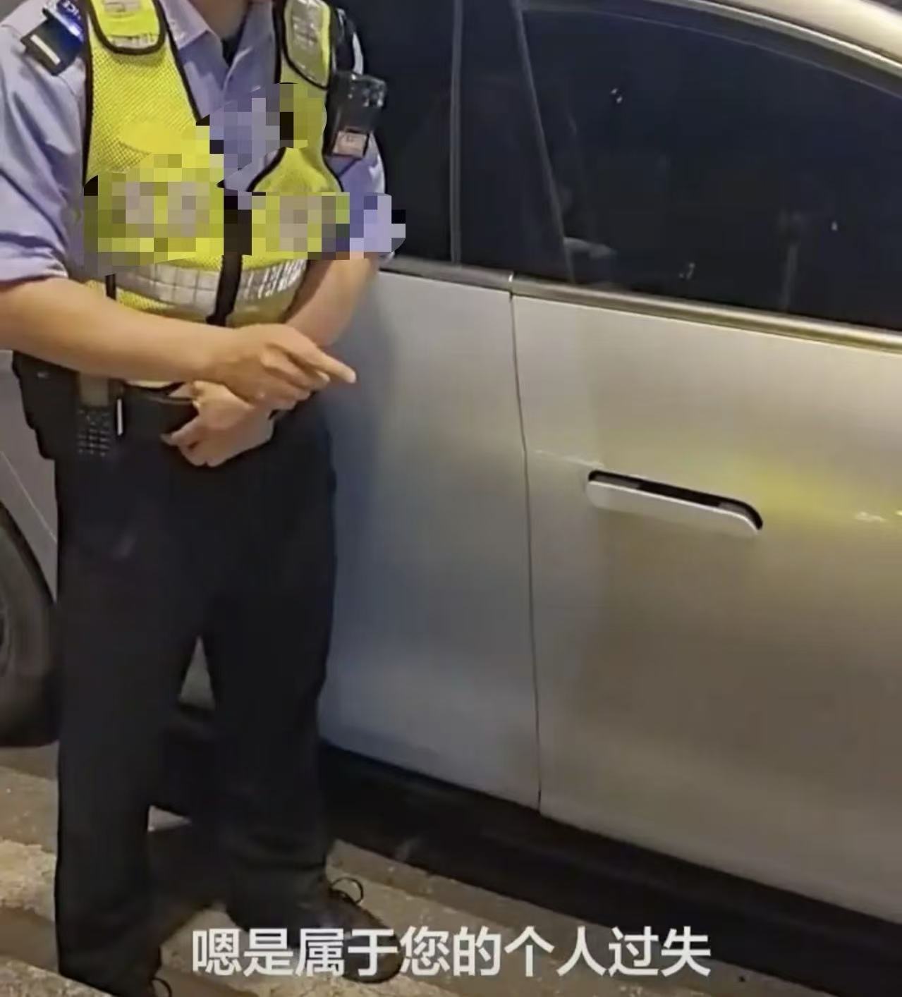 女生坐网约车下车时，车门磕到了马路牙子，女子愿意给予赔偿，50或100都行，但司