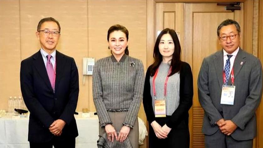 泰国王后在日本观赛三天三套造型！压轴穿黑色套装斗篷，气场全开