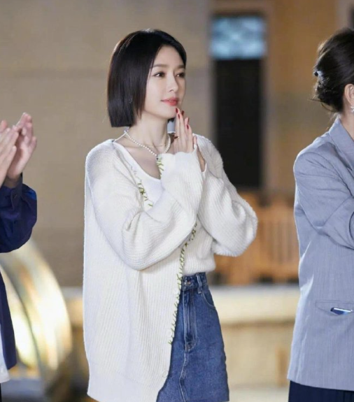 秦岚最新写真惊艳亮相，美丽动人，宛如璀璨之星