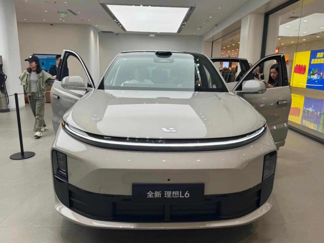 这半年的新能源车圈是真的卷，以前都是纯电才有什么800V高压平台和5C快充，现在