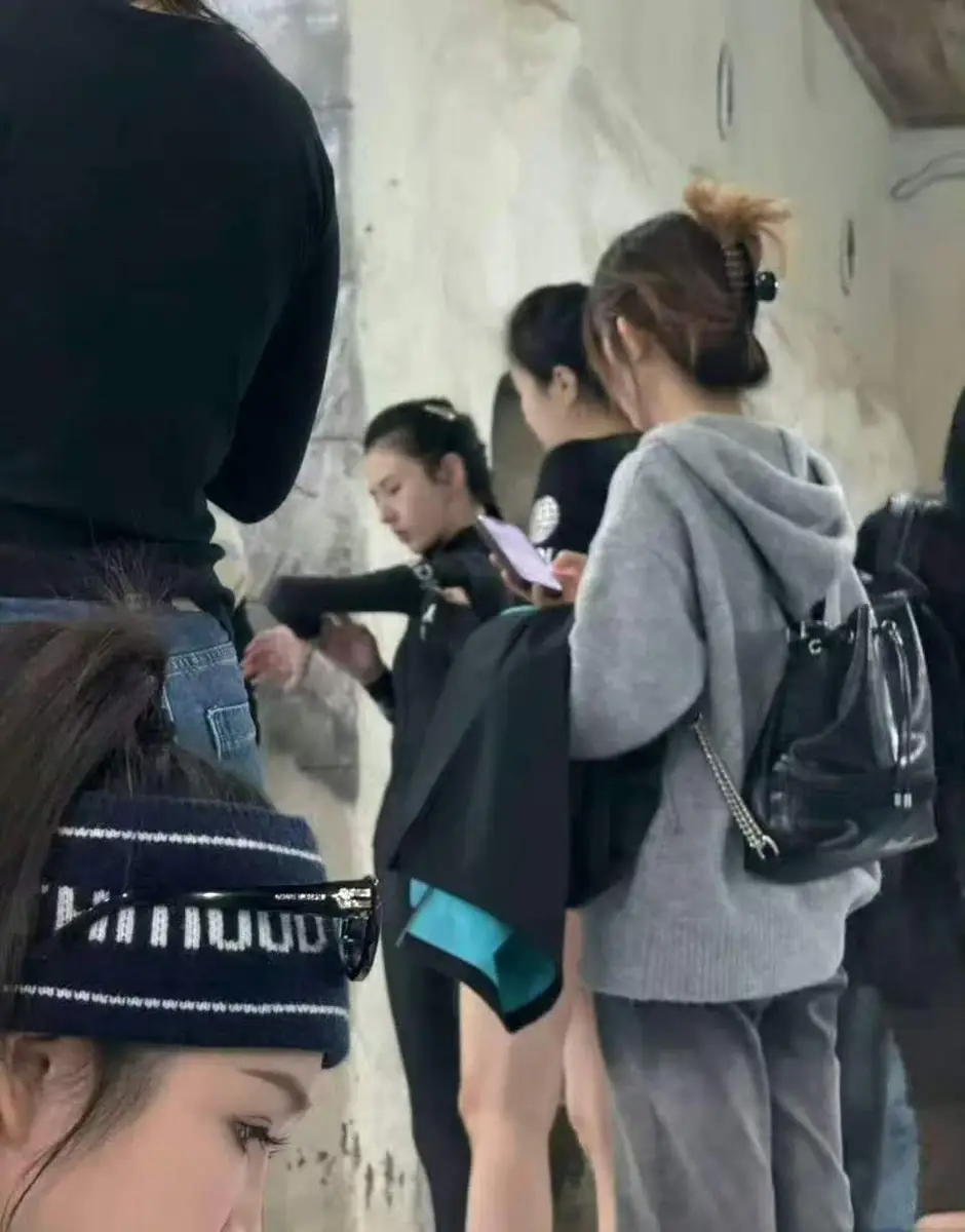 宋祖儿肌肤白皙美得灵动耀眼 穿潜水服在水下翻转身姿曼妙