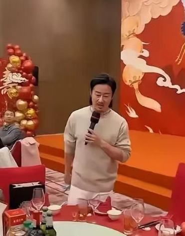 吴京这孩子表现欲太强了，真想把他的头发扎起来