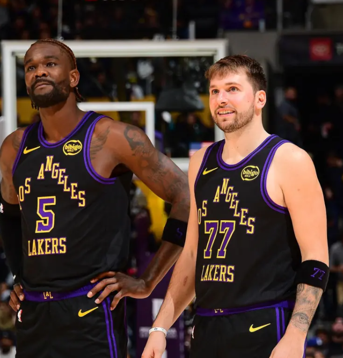 艾顿已引起湖人将帅不满！消息人士：内线球员排着队想搭档东契奇
湖人正悄然走到一个