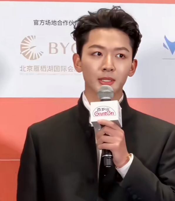 张晚意在电影节红毯公开向电影行业发出求职请求，自称电影小白张晚意！
“各位电影导