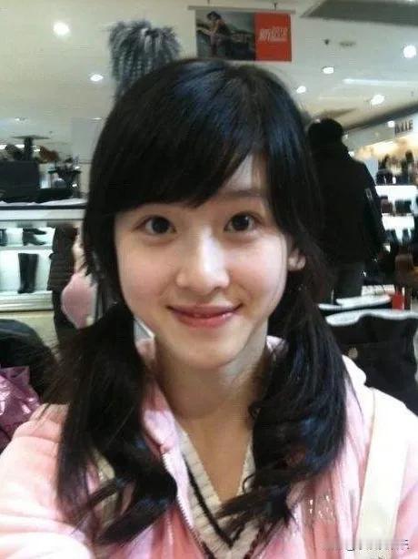 一些章泽天学生时代的照片 ​​​，真的挺漂亮，而且脸型很流畅，五官比例也好，小巧