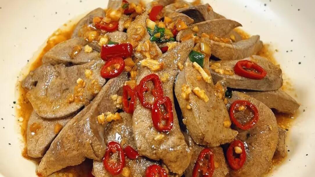 蒜香拌猪肝：告别腥柴的嫩滑秘籍，这一口鲜辣才是下饭天花板