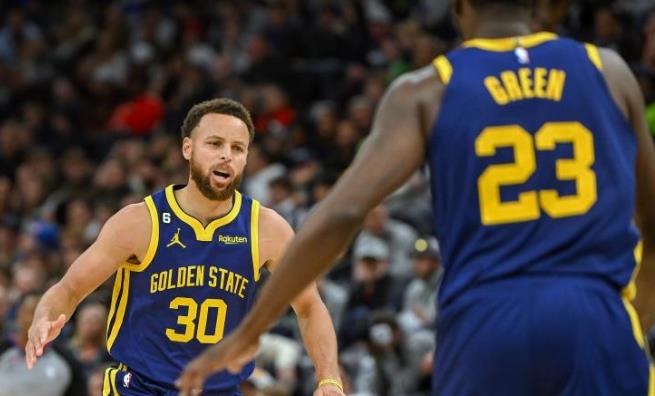在最新的篮球游戏NBA2K27当中，我们看到了最新的三分能力值，勇士队的超级射手