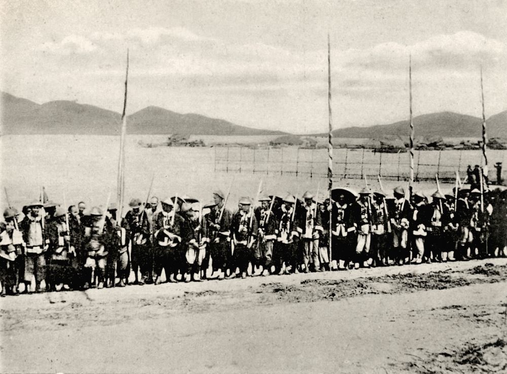 1891年，一队清兵于香港九龙寨城前列队准备处决海盗。 