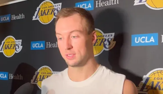 NBA常规赛，湖人将在主场面对勇士。
赛前，湖人新援卢克-肯纳德接受采访，谈及从