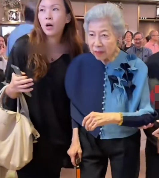 91岁老戏骨罗兰参加活动时，有记者问她：“您怎么被TVb官网除名了？”罗兰：“因