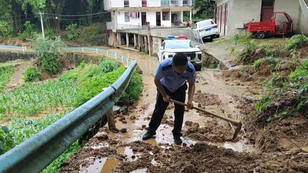 险情来临，他们总是冲在最前面｜道真公安雨后清障保畅纪实