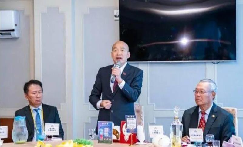 韩国瑜有点老眼昏花了，竟然宣称台湾是全球华人中唯一能做到 100% 民主的地区。