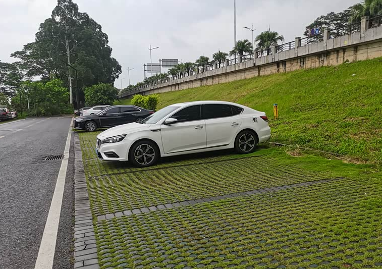 二代名爵6开起来走烂路闷耳朵什么情况
这个车以前开起来还好的，不过自从有一次减震