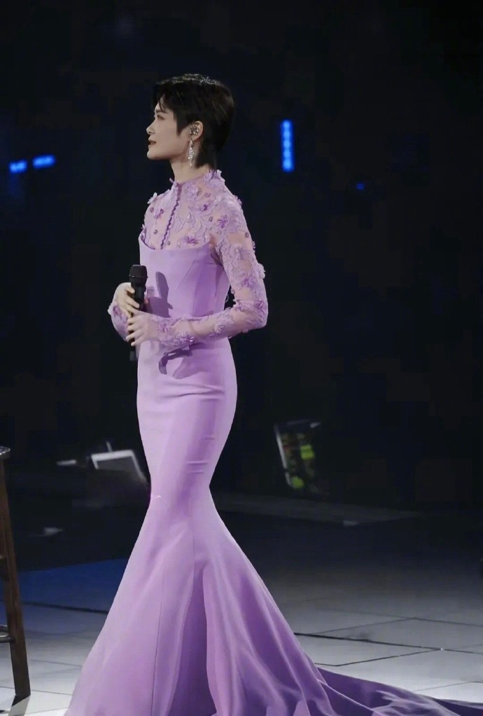 李宇春居然穿裙子了，还是这种颜色娇嫩的裙子，换个感觉也挺好的～ ​​​