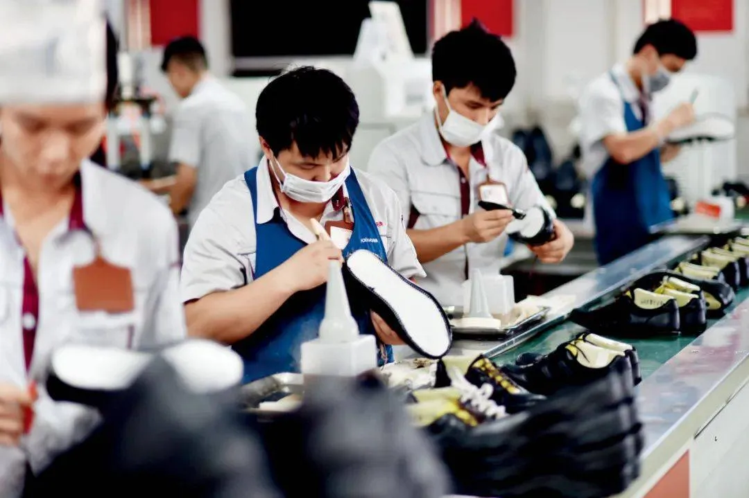 印度客商堵厂8小时抢8000双鞋，老板硬气拒货：钱不到，一根线都别想出