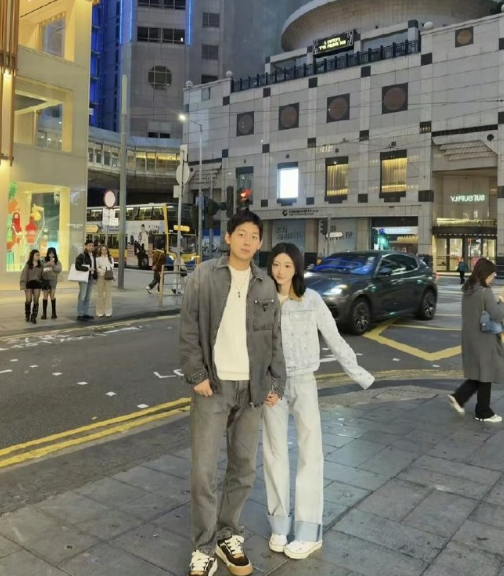 网友偶遇陈雪凝老公给她拍照，这俩在香港玩得超甜!迪士尼烟花下牵手看浪漫，铜锣湾逛