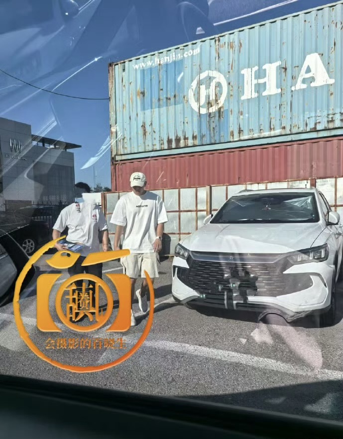 黄子韬来处理违章，穿得跟拍写真似的。黄子韬于6月18日驾驶兰博基尼超跑在朝阳区将