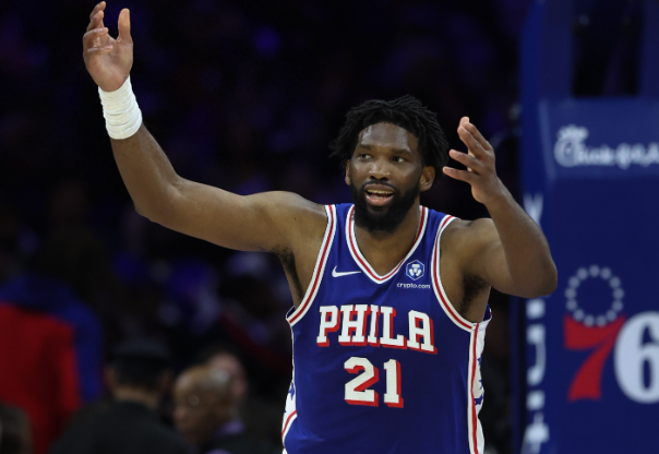 从两个细节可以看出恩比德的低球商，也大概率是这场比赛的缩影

第一节的篮下转身，