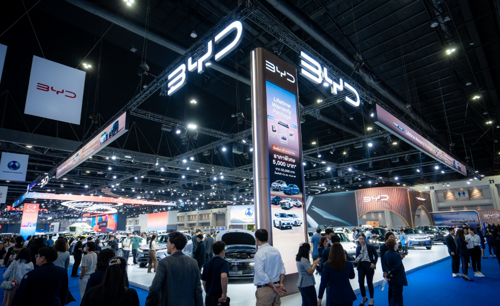 第47届曼谷车展太火啦！泰国总理阿努廷亲自来到比亚迪展台，关键他本人还是比亚迪海