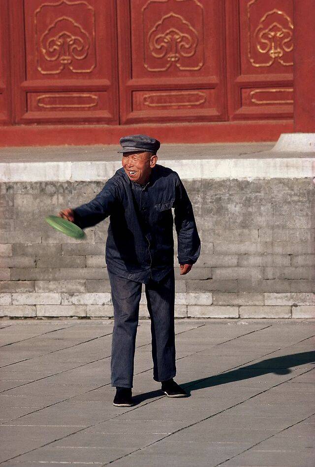 1986年，北京天坛玩飞盘的老人，一脸的笑意。 