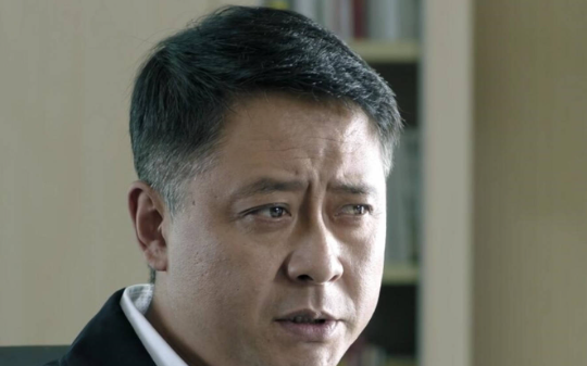 我是迪卡市的纪委副书记，竟发现顶头上司涉黑，他威胁我敢继续查全家都得死，我该怎么办…