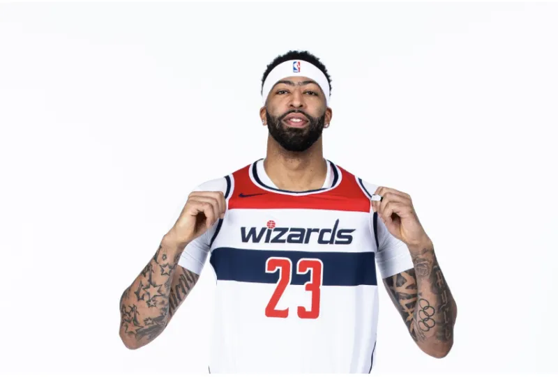 据记者Brett Siegel报道，奇才球员安东尼-戴维斯目前已获准进行轻度对抗