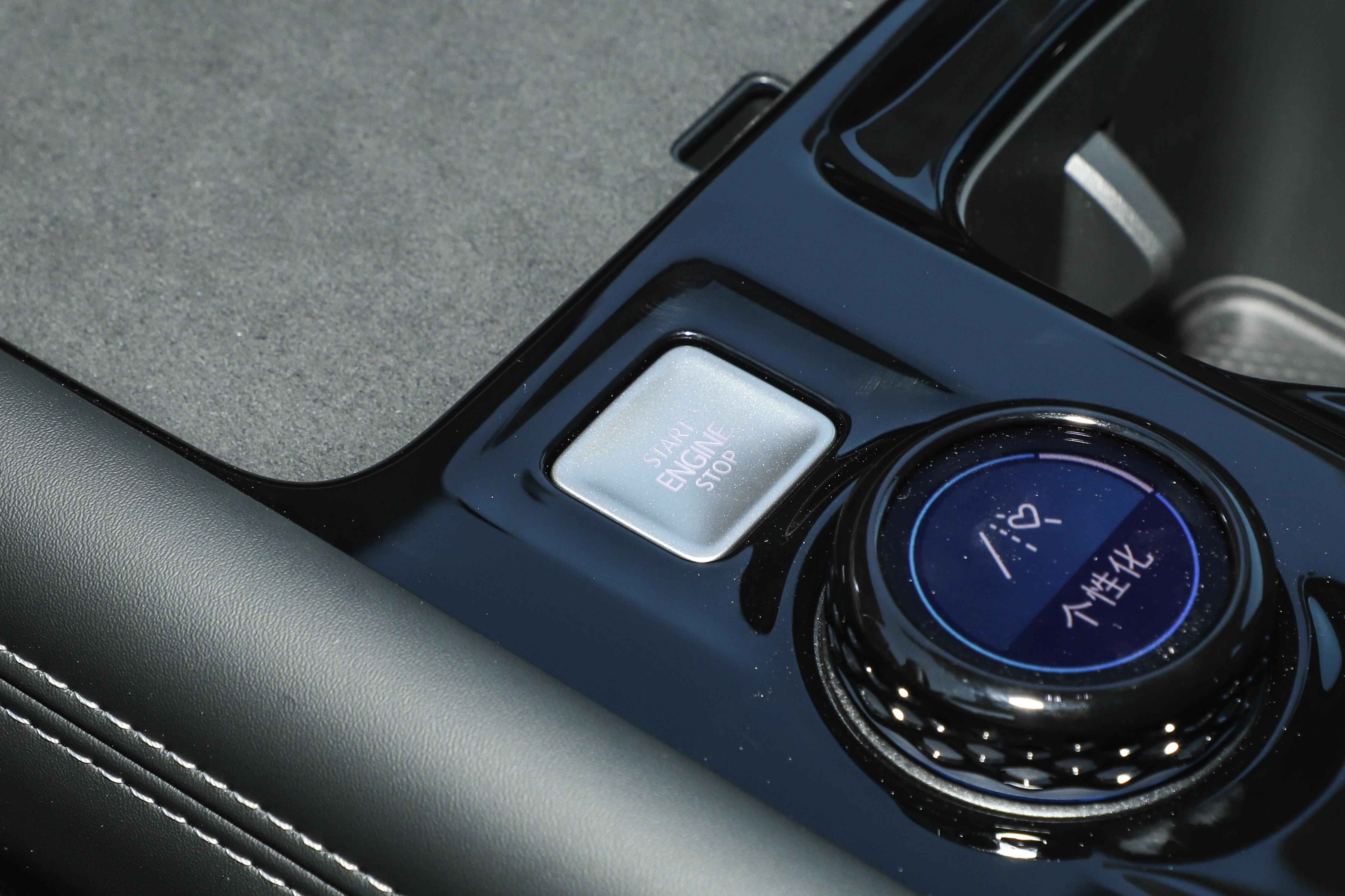 很多七座SUV第三排是摆设，但途昂不是。我试过第三排，我178坐进去不顶腿，短途