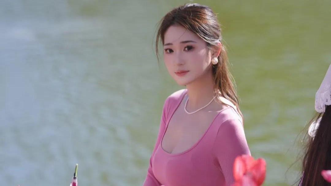 忧郁型女神在郁金香旁拍照，8个简单动作，让她看起来气质优雅，温柔漂亮超好看
