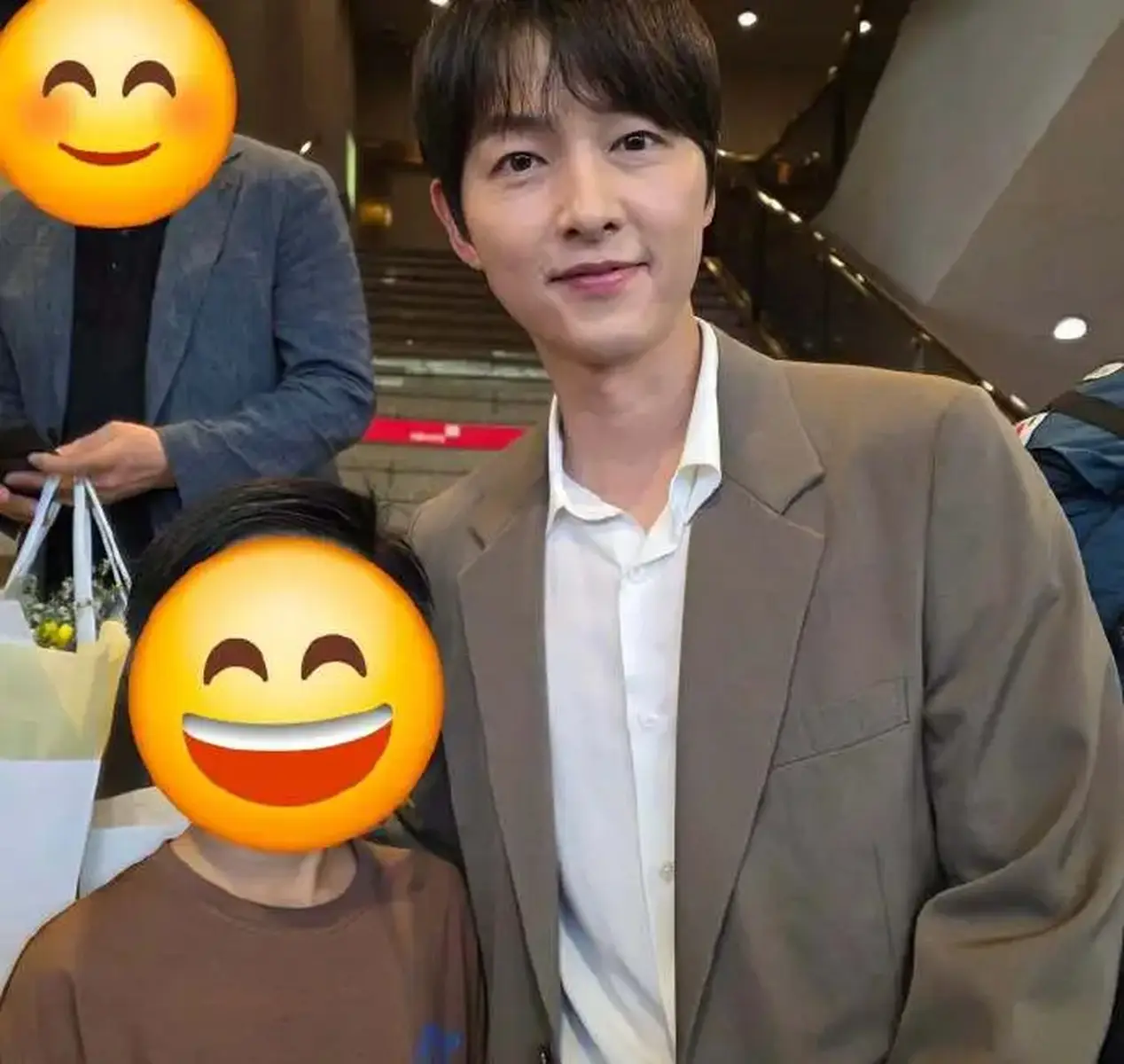 宋仲基和老婆出席音乐会 大方与小朋友合影超亲切