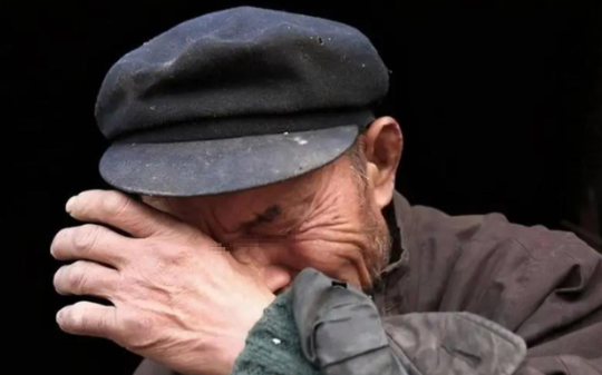 男子在家啃老十年自杀，父亲整理遗物发现存折，查看余额后崩溃了