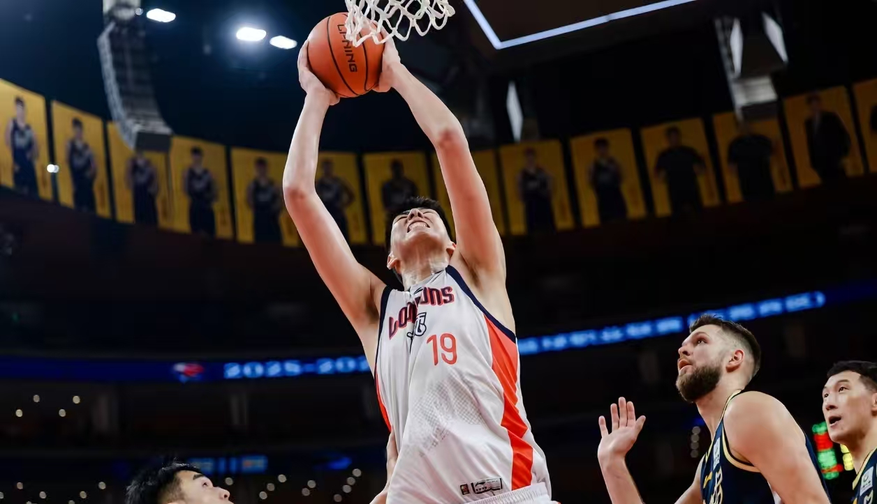 神操作！广东送两悍将到龙狮击败自己，反而把龙狮引进的球员雪藏