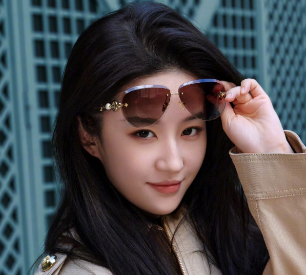 演员刘亦菲高调发文
没有文字，两个表情符却暴露了她的相关行程
原来，作为LV的全