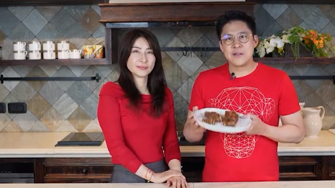 霍启刚郭晶晶做马蹄糕拜年：两人全程粤语聊天很顺畅，透露老幺已读小学了