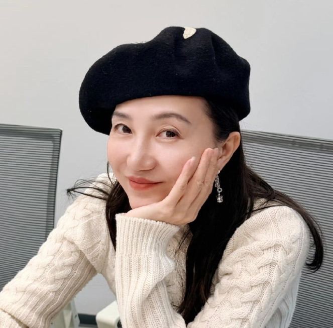 许久没有消息的阿朵
冲上了热搜，这次她说话字字锥心，却夹杂着无奈的情绪，这到底是