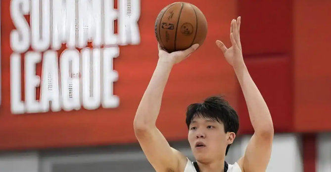 杨瀚森第一年没打出来主要是打法问题
杨瀚森属于核心打法，需要支配球才能打出他的优