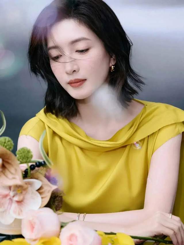 江疏影暖黄缎面裙太绝了，温婉大方，优雅又迷人