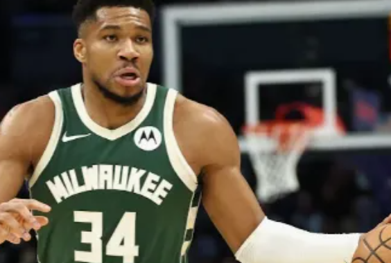 明日凌晨4点半，雄鹿将在主场对阵猛龙。
雄鹿官方公布了明日对阵猛龙的伤病报告。