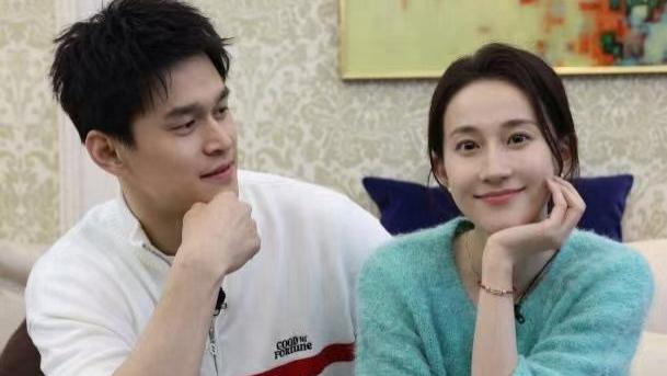 泳池边的“母爱式凝视”：张豆豆与孙杨的相处模式引全网热议