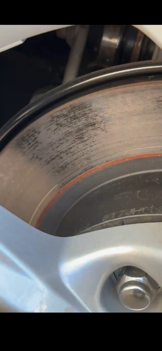 缓踩刹车的时候
从驾驶室里面能听见呼呼的声音像过减速带那种声音，是不是刹车片还不