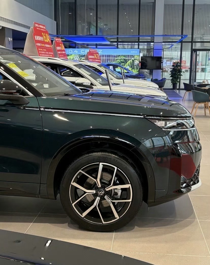 周末带孩子逛商场，看到一汽-大众店门口停着一台揽巡，索性进去看了看。结果不知不觉